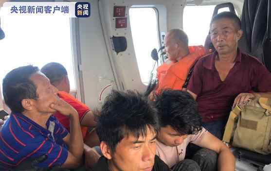 广东一货轮在海上搁浅12人被困 直升机前往救援