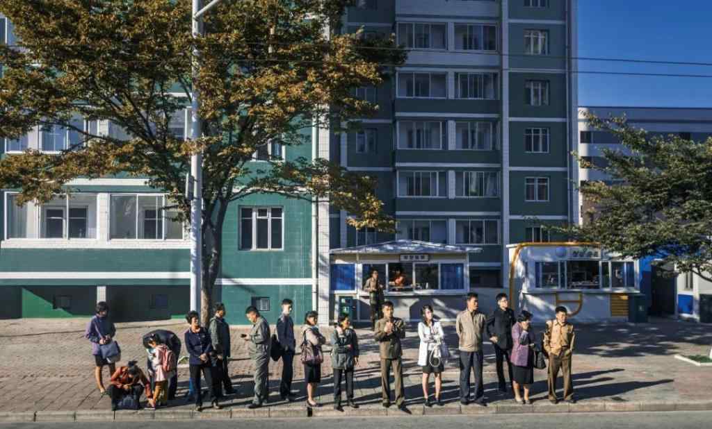 让爱住我家伴奏 真实的朝鲜生活： 青年的一生被规划好，KTV有伴唱能拉着手，没有工资只有工分