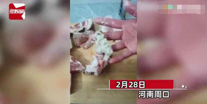 女子肉摊上买肉 回家切肉流出不明白色膏体！大呼恶心：这是什么？