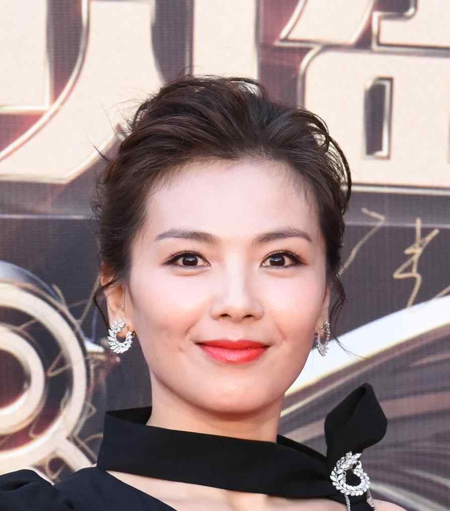 女演员刘涛 比老公还会赚钱的3位女星，刘涛5年赚3亿，而她6小时赚了13亿