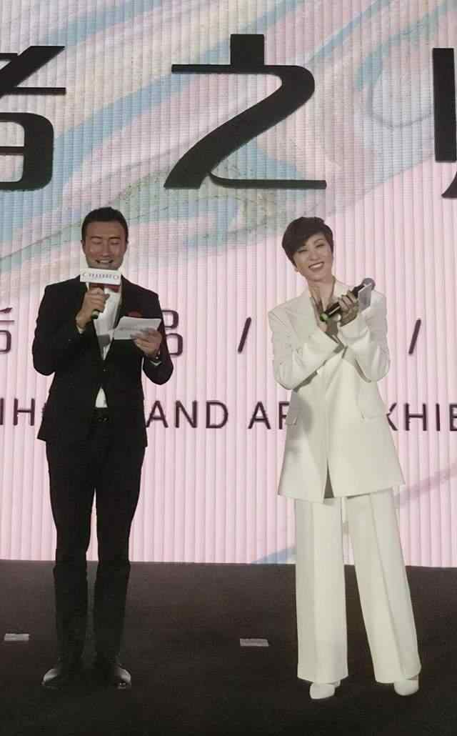 陈法蓉图片 54岁陈法蓉明艳照人，一身白色西装套装配短发，比30岁时更美