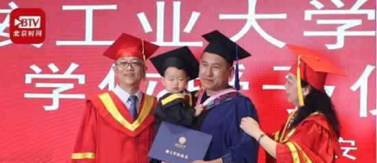 硕士爸爸带1岁宝宝参加毕业典礼 最小“毕业生”
