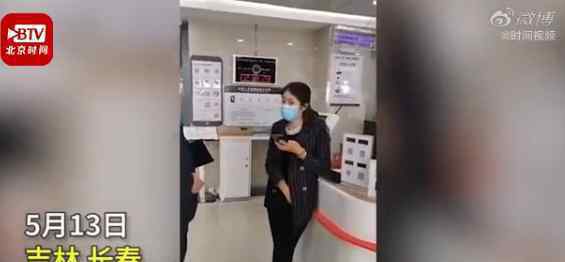 长春女子在银行取款9万反被存入9万 火速归还被赠一瓶油