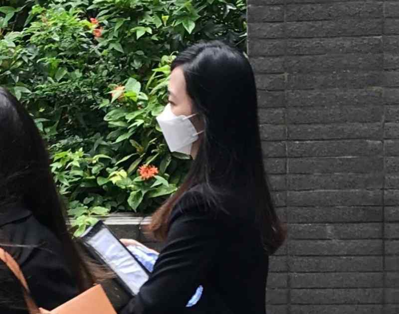 香港前空姐用镭射笔照警员眼睛被判监禁3个月法官拒绝轻判