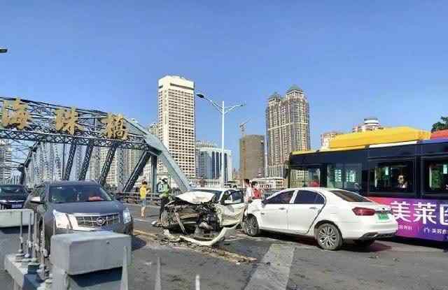 海珠桥 突发！广州海珠桥发生交通事故，至少一辆公交车两辆轿车受损