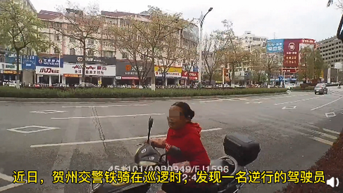 大妈5000块买秋名山车神司机证 交警当场震惊！网友：好笑又心疼文章配图