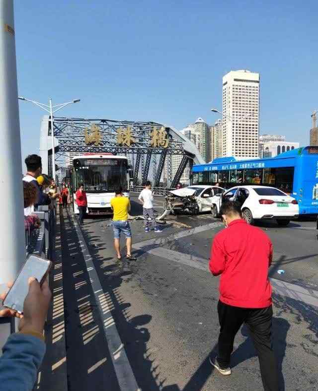 海珠桥 突发！广州海珠桥发生交通事故，至少一辆公交车两辆轿车受损