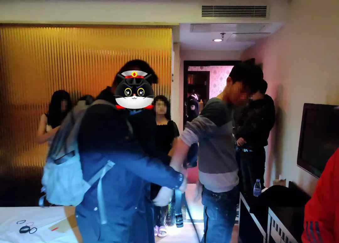 警方深夜突袭茶庄扫黄 房间内多名男女衣衫不整慌忙穿衣 现场画面曝光