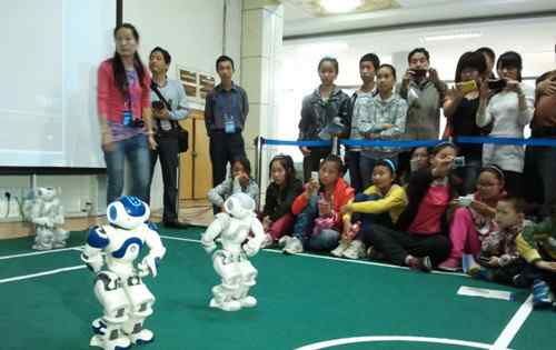 中科大机器人 中科大今日奉上科技盛宴 机器人跳街舞“萌”翻观众