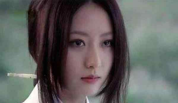 玉漱公主 还记得《神话》里的玉漱公主吗？如今穿上金色吊带裙，美如新天际！
