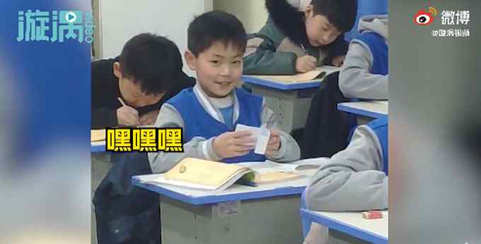 河南小学老师传纸条鼓励学生 孩子收到后表情亮了 网友：鼓励太重要了