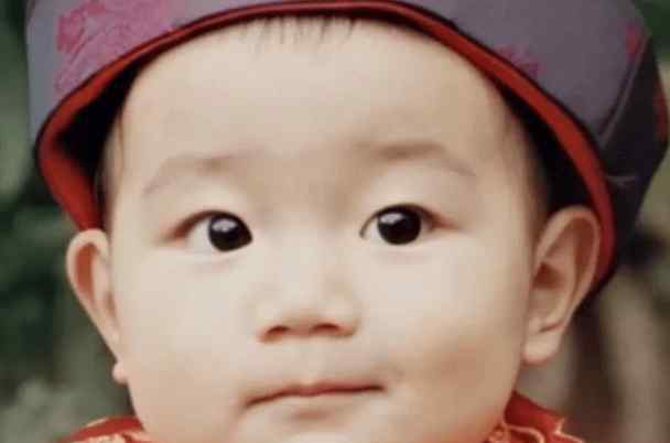 王俊凯小时候图片 TFBOYS的童年照片：躲过了王源，逃过了王俊凯，最后却被易烊千玺萌到