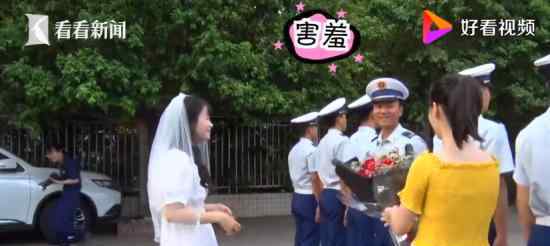 女幼师捧花向消防员男友求婚 事情经过是怎样的
