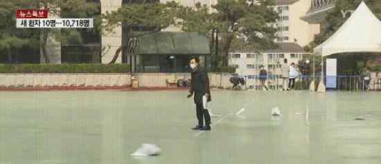 韩国7000余人露天考试考卷被吹走 这是怎么回事