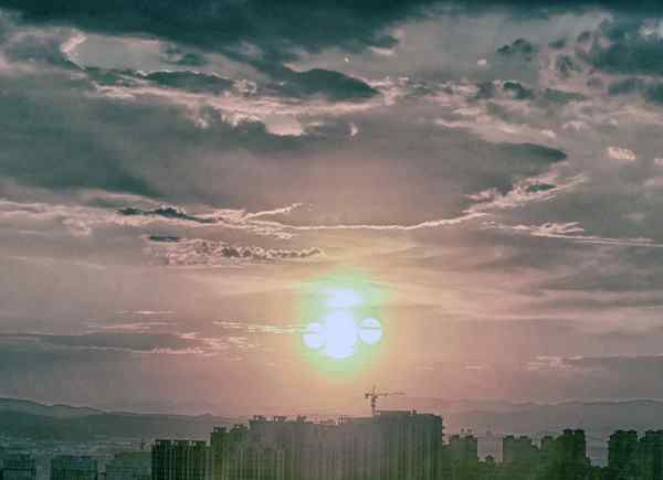 吉林天空三个太阳 网友：旷世奇观（图）