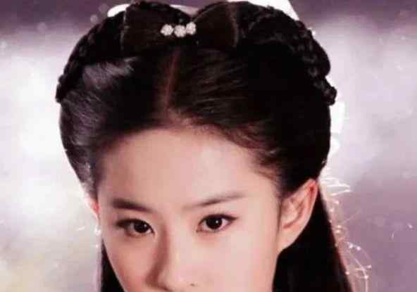 小女孩撑伞 14年前谁注意给刘亦菲撑伞的小女孩了？14年后已经高不可攀