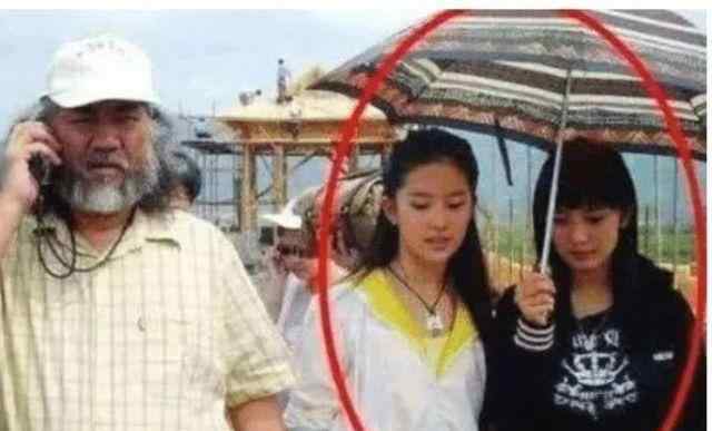 小女孩撑伞 14年前谁注意给刘亦菲撑伞的小女孩了？14年后已经高不可攀