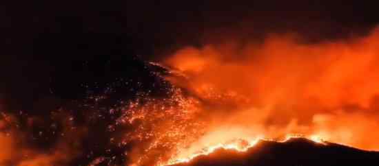 西昌南线山火蔓延 在夜空中蜿蜒形似一条火龙