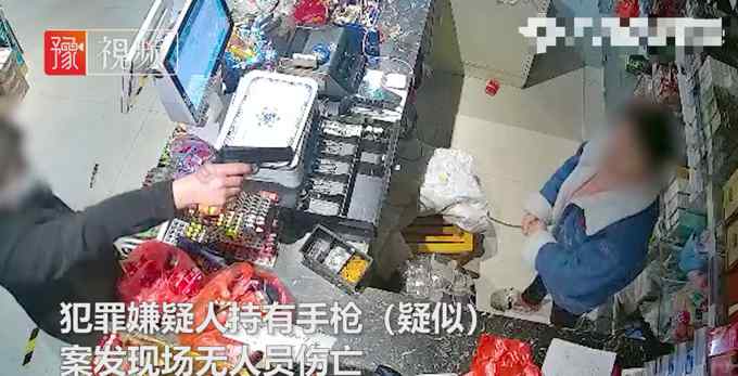 吓懵！湖南一男子持玩具枪去超市抢劫 男子逃离后女店员崩溃大哭
