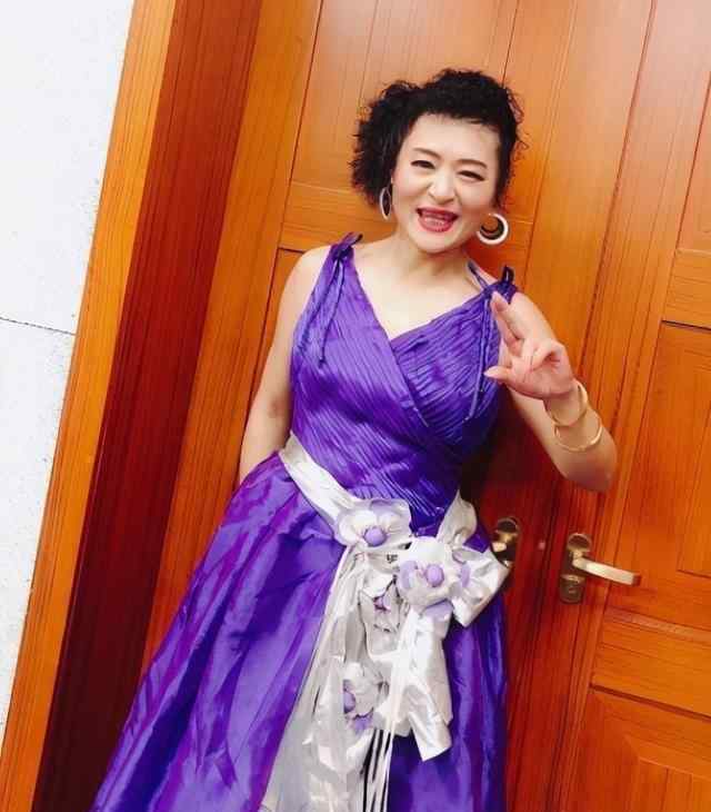 中国达人秀金炜玲 金炜玲，比毛阿敏更早唱《绿叶对根的情意》，63岁的她近况如何
