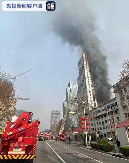 石家庄一大厦起火 黑烟吞噬整栋楼 究竟发生了什么?