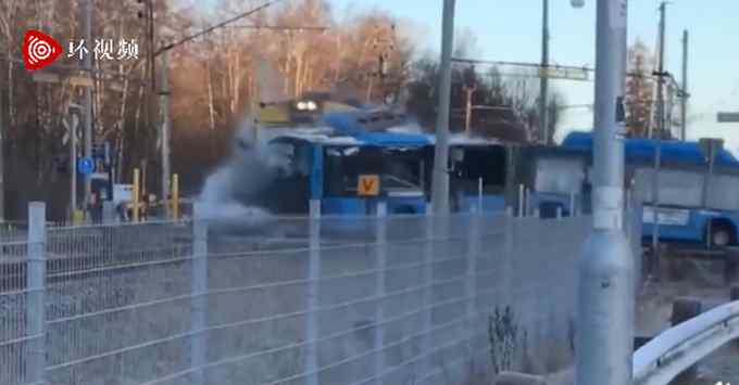 瑞典一火车撞飞公交车 现场画面曝光 网友惊奇：这俩车居然能碰面！