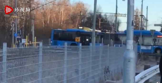 瑞典一火车撞飞公交车 现场画面曝光 网友惊奇：这俩车居然能碰面！