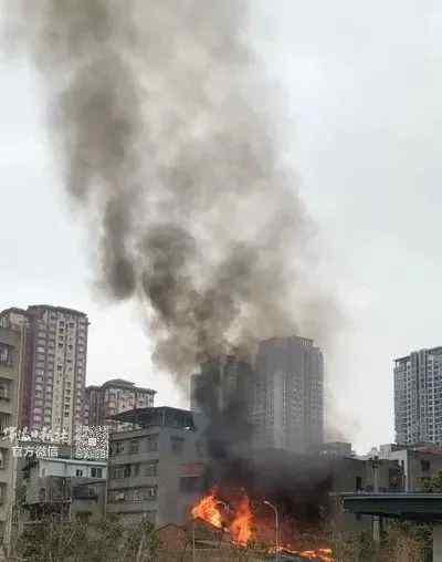突发 绵阳城区一居民点发生火灾 火势凶猛、浓烟滚滚…