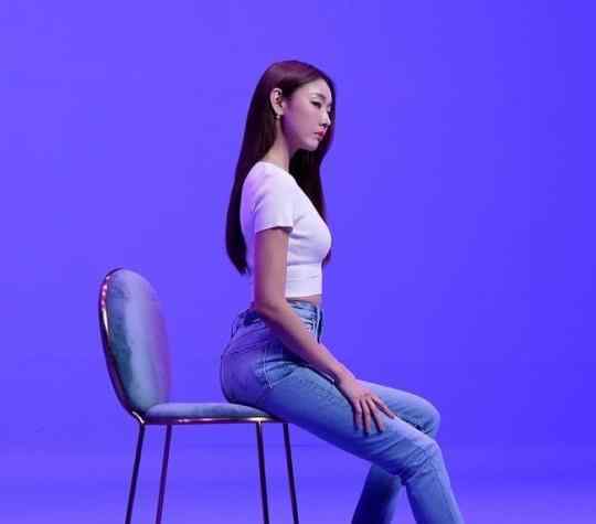 韩惠珍模特 女模特韩惠珍SNS发片场照 白T牛仔裤秀完美身材