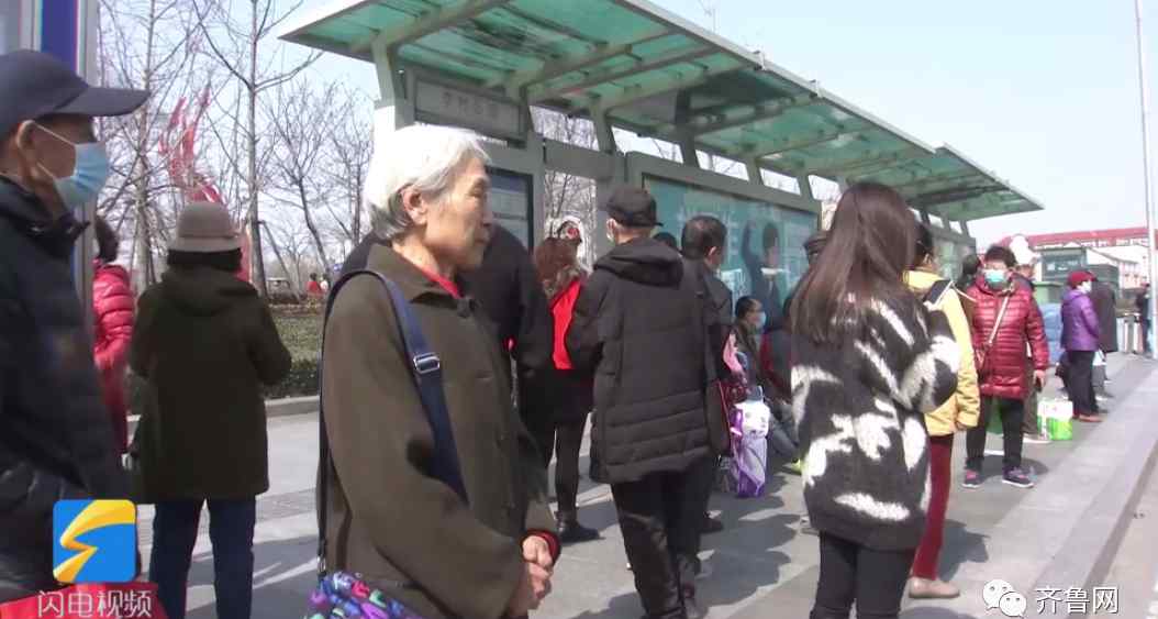 56年前欠下5分钱车费 如今75岁老人包了千元红包补交