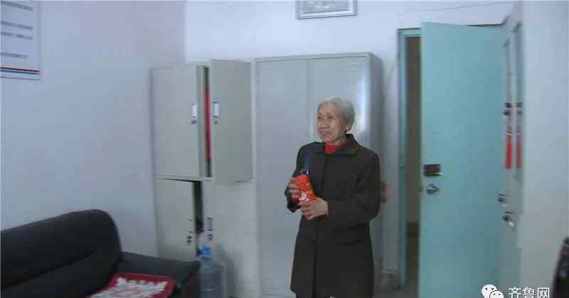 56年前欠下5分钱车费 如今75岁老人包了千元红包补交