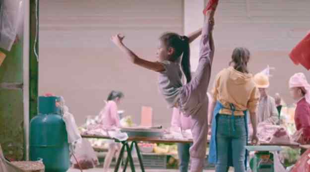 云南9岁女孩在猪肉店跳芭蕾舞 上亿网友为她疯狂刷屏！