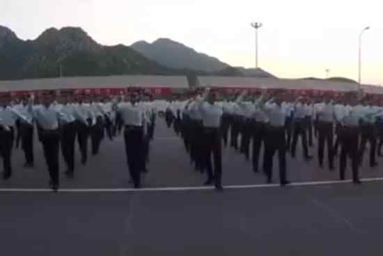 受阅队员集体演绎鬼步舞 兵哥哥们太可爱了（图）