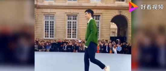 陈飞宇走秀 巴黎时装周身穿绿色毛衣，少年感满满（图）
