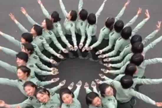 受阅队员集体演绎鬼步舞 兵哥哥们太可爱了（图）