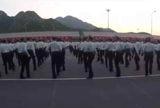 受阅队员集体演绎鬼步舞 兵哥哥们太可爱了（图）