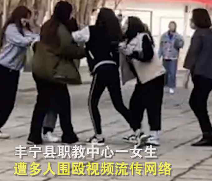 画面曝光！女生校内遭4名女生掌掴围殴 警方通报：打人者已被行政拘留