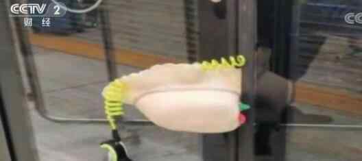 2岁女童因遛娃神器被挂电梯门上 视频真的太吓人了