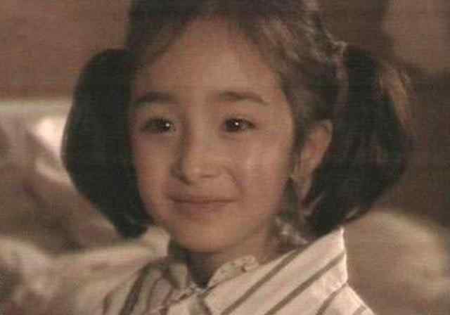 杨幂小时候的照片 杨幂小时候有多美，她的童年照比当演员时还惊艳，从小美到大