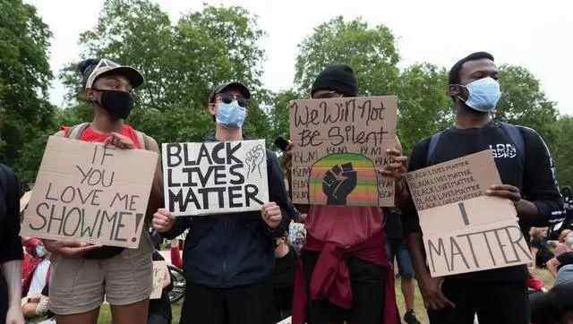 英国黑人抗议时被骂上热搜，为什么会这样