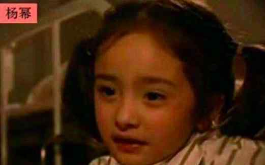 杨幂小时候的照片 杨幂小时候有多美，她的童年照比当演员时还惊艳，从小美到大