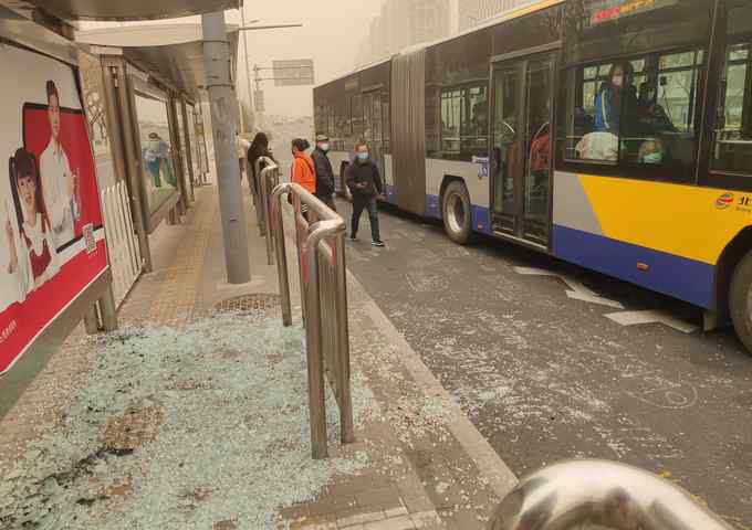 北京一公交站满地都是碎玻璃渣 又让大风背锅？