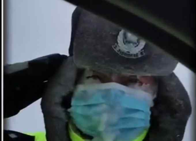 连续十几个小时在救援后 新疆一民警口罩冻出冰柱