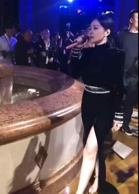 张靓颖黑色高开叉长裙  大长腿冷艳动人（图）