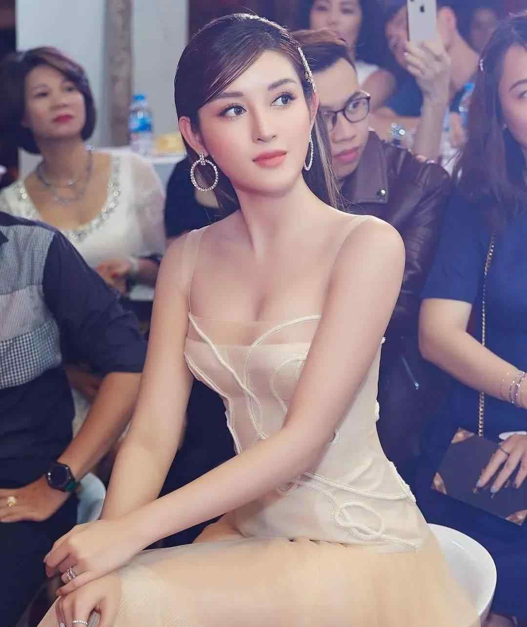 唐嫣的胸 这个越南小姐姐拥有娜扎的脸，柳岩的胸，唐嫣的腿是什么体验