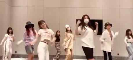 火箭少女跳无价之姐  为什么又再度同框了