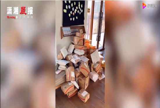 粉丝寄给丁真的书堆成小山 大家的礼物真的好用心