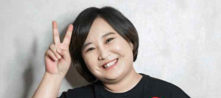 贾玲结婚了吗 她养贾玲长达9年，放弃了上大学和婚礼，出名后贾玲为她买房买车