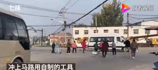 大爷大妈自制神器捡拾灵车硬币 广场舞已经满足不了他们了