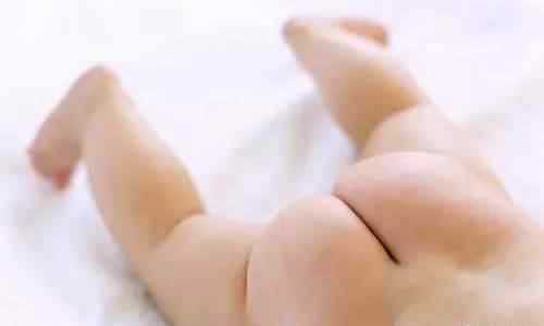 新生儿阴部有分泌物 专家在线丨每天清洗宝宝的私处，为啥还是会有白色分泌物？